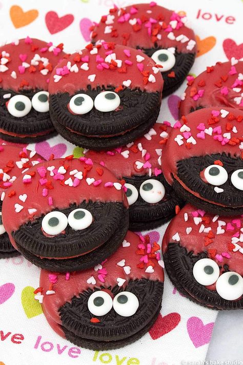 Love Bug Oreo Cookies - delish Hot & Spicy Cinnamon Oreos dressed to impress for Valentine's Day. Crafts With Food, Valentines Snacks, Healthy Valentines, Valentines Baking, Valentinstag Party, Valentine Desserts, Valentines Day Desserts, Valentines Day Food, Valentines Day Cookies