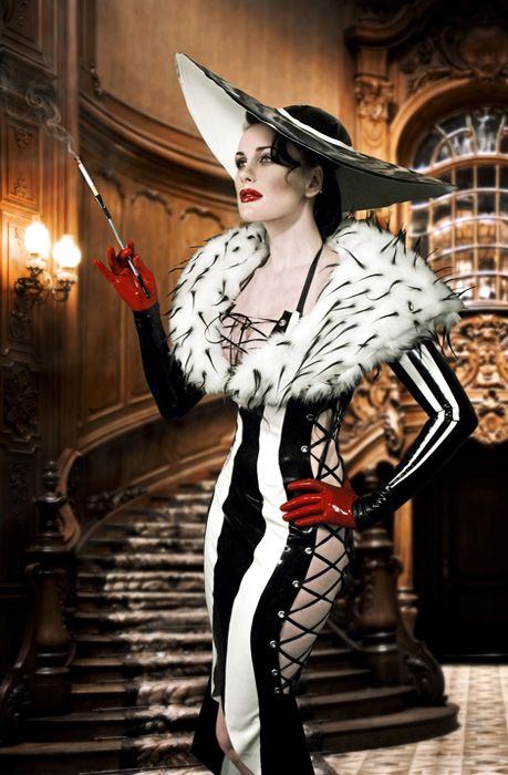 Black and white stretch vinyl Cruella De'Ville Cosplay gown. Costume Carnaval, Cruella Deville, Scary Halloween Costumes, Disney Cosplay, Amazing Cosplay, Best Cosplay, Mode Vintage, Halloween Cosplay, Looks Style