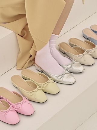 Designer fashion, Seoul-fully created | W Concept Mule Shoes Outfit, Wide Feet Shoes, Heel Care, Mule Shoes, Stunning Shoes, Aesthetic Shoes, Parisian Chic, Classic Shoes, Professional Cleaning