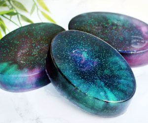 Galaxy Soap Bars Galaxy Soap, Homemade Glitter, Science Diy, Diy Gifts For Girlfriend, Stocking Stuffers For Women, Diy Science, Gifts For Girlfriend, Science Gifts, Homemade Bath Products