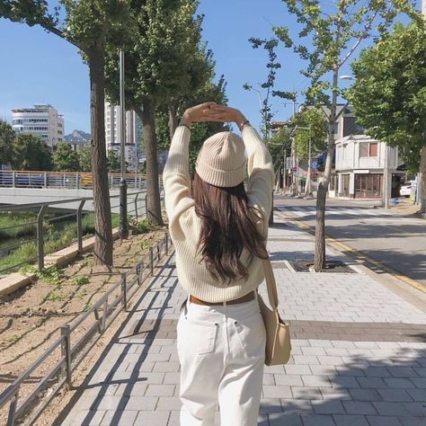 White Beanie Outfit, Beanie Outfit Aesthetic, Beanie Outfit Winter, Edgy Grunge Outfits, Cream Beanie, Summer Beanie, White Beanie, Edgy Grunge, Beanie Outfit