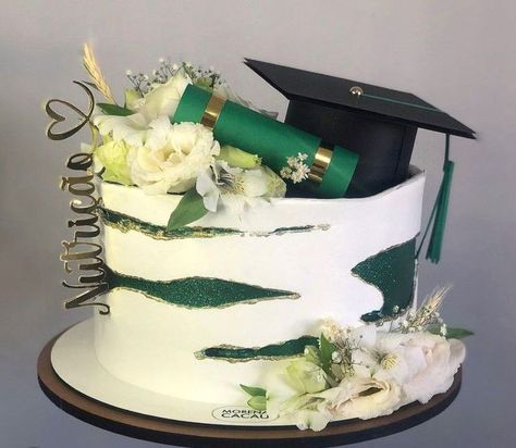 Cakes For Graduation High School, Graduation Cake Green And Gold, Green And White Graduation Cake, Green Graduation Cakes, Green Theme Graduation Party, High School Graduation Cakes 2023, High School Graduation Cake Ideas 2023, Simple Graduation Cakes For High School, Graduation Cake Designs College