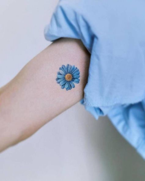 Daisy Flower Tattoo, Daisy Tattoo Meaning, Daisy Tattoos, Tatuaje Studio Ghibli, Blue Flower Tattoos, Red Tattoo Ideas, Daisy Flower Tattoos, Red Ink Tattoo, Peace Tattoos