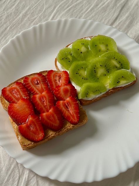 Fruit On Toast, Strawberry Yogurt Toast, Kiwi Toast, Greek Yogurt Toast, Desayunos Ideas, Toast With Honey, Kiwi And Strawberry, Healthy Light Lunches, Yogurt Toast