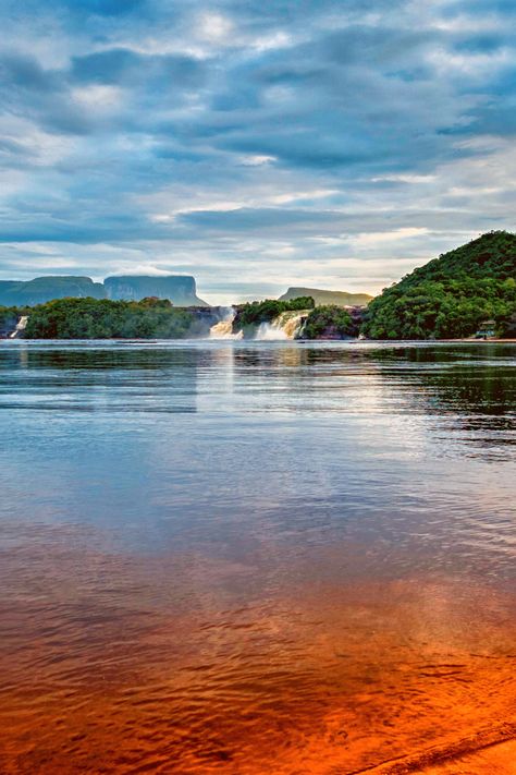 There are places that amaze with their natural beauty, complete works of art from Mother Nature, and the Canaima National Park is no exception. Canaima is considered one of the largest natural parks in the world, but surprisingly it is only the second-largest in Venezuela. Having the highest waterfall in the world, the Angel Falls, makes it the most visited and well-known natural park in Venezuela. Venezuela Landscape, Venezuela Wallpaper, Venezuela Aesthetic, Venezuela Travel, Angel Falls, Honey Moon, America Latina, Family Tour, Galapagos Islands