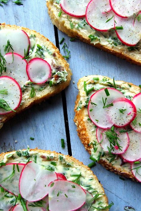 When it comes to sandwich fillings, less is often more. These radish sandwiches take just minutes to prepare and come with a delicious anchovy and herb butter. Radish Sandwich, Quick Pickled Radishes, Toasted Sandwich Recipes, Vegan Dinner Party, Herb Butter Recipe, Quick Lunch Recipes, Radish Recipes, Pickled Radishes, Great British Chefs