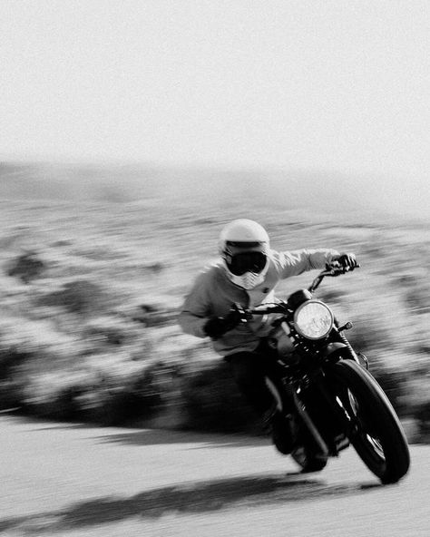 Enduro Vintage, Мотоциклы Cafe Racers, Bike Aesthetic, Fotografi Urban, Motorcycle Photography, Motorcycle Aesthetic, Bike Photoshoot, Bike Photography, Cafe Racer Bikes