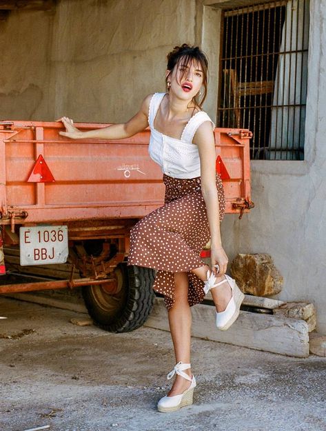 How to Wear Espadrilles Like a French Girl | Who What Wear UK Spring Fancy Outfits, How To Wear Espadrilles, Jungkook Fashion, Dress Like A Parisian, Style Parisienne, French Girl Chic, Parisian Chic Style, Parisian Women, 여름 스타일