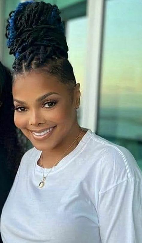 Mohawk Twist Styles, Ocean Wave Crochet Hair, Ms Jackson, Braids With Shaved Sides, Shaved Side Hairstyles, Shaved Hair Designs, Beautiful Black Hair, Braids Hairstyles Pictures, Cute Box Braids Hairstyles