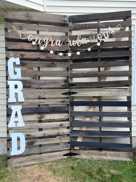 Graduation Wood Backdrop, Rustic Country Graduation Party, Pallet Picture Display Graduation, Pallet Backdrop Graduation, Boys Graduation Party Ideas, Rustic Graduation Party Ideas, Pallet Picture Display, Country Graduation Party, Country Graduation