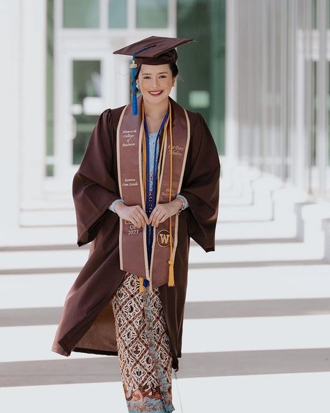 Beby Tsabina berhasil menamatkan kuliahnya di AS dengan predikat tertinggi summa cum laude atau sempurna. Graduation Pose, Graduation Sash, Graduation Photography Poses, Medical Photos, Graduation Poses, Graduation Picture Poses, Grad Photoshoot, Graduation Photography, Graduation Photoshoot