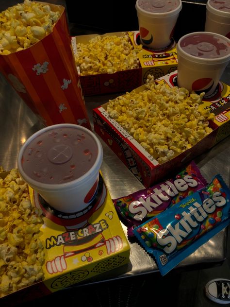 Movie Theater Nachos, Movie Night Foods, Movie Theater Food, Cinema Snacks, Movies Snacks, Food At Night, Cinema Food, Popcorn Movie Night, Movie Night Aesthetic