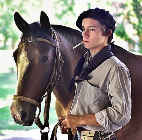 Gaucho argentino / paisano argentino / vestimenta tradicional Argentina / folklore argentino / Argentinian boy / culture argentine / traditional argentinian dress / campo argentino / Argentinian culture / Argentine Traditional Clothes, Argentinian Men, Argentinian Culture, Cowboy Oc, Argentina Culture, Folk Costume, Country Boys, Music Star, Peaky Blinders