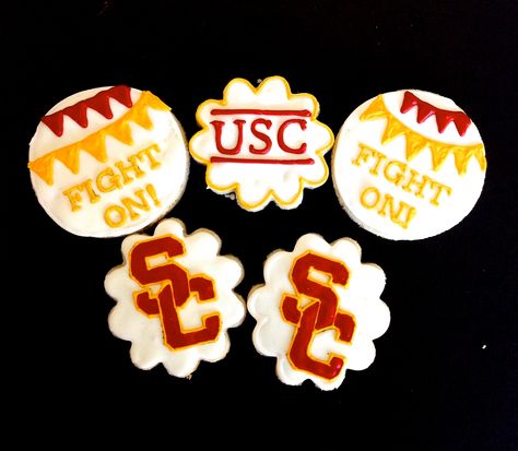 USC cookies!! Too cute!! Usc Cookies Decorated, College Football Party, Usc Graduation, Walk Ideas, Sports Cookies, College Vibes, Usc Trojans Football, Decorate Cake, Trojans Football