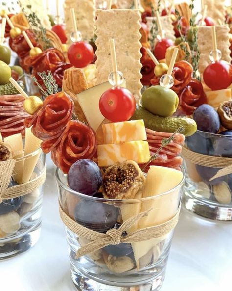 Charcuterie Party, Festive Appetizers, Home Idea, Fingerfood Party, Appetizer Platters, Reception Food, Charcuterie Inspiration, Appetizers Easy Finger Food, Charcuterie Platter