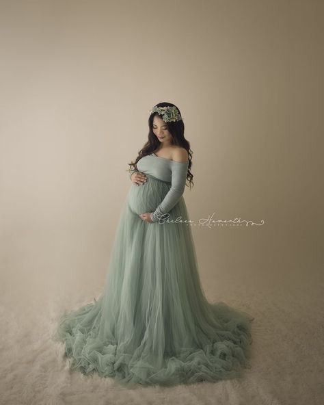 Sage Maternity Dress, Maternity Shoot Dresses, Maternity Dress For Photoshoot, Elegant Maternity Dresses, Maternity Studio Photoshoot, Maternity Evening, Dress For Photoshoot, Maternity Dresses Photography, Maternity Photography Poses Couple