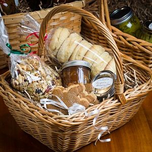 Jam Gift Basket Ideas, Jam Gift Basket, Coffee Granola, Jelly Gift, Breakfast Gift Basket, Mishloach Manot, Food Gift Basket, Breakfast Basket, Jam Gift