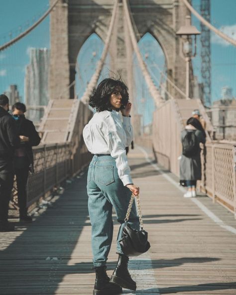 Baggy Jeans Tucked Into Boots, Baggy Shirt Outfit, Dr Martin Boots, White Oversized Shirt, Heels Boots Outfit, Big Jeans, Slippers Outfit, Baggy Shirt, Outfits Baggy