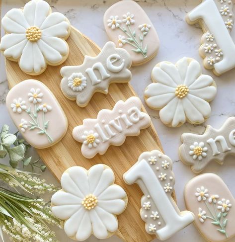 Daisy Dessert Ideas, Onederful Birthday Daisy, Daisy Onederful Birthday, Daisy Flower Cookies, Daisy First Birthday Cookies, Daisy Birthday Cookies, Isn’t She Onederful Cookies, Daisy Flower Birthday Party Ideas, Daisy Biscuits