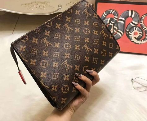 Lv Clutch Bag, Louis Vuitton Outfit Ideas, Lv Clutch, Melie Louis Vuitton, Tas Lv, Louis Vuitton Bag Outfit, Designer Handbags Louis Vuitton, Louis Vuitton Outfit, Louis Vuitton Dress