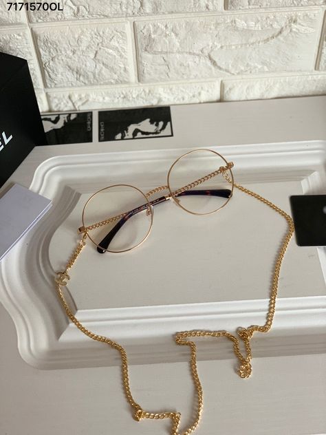 Glasses With Chain Aesthetic, Reading Glasses Aesthetic, Glasses Chain Aesthetic, Glasses With Chain, Chain Aesthetic, Chains Aesthetic, Chanel Glasses, Fashion Reading Glasses, Gold Glasses