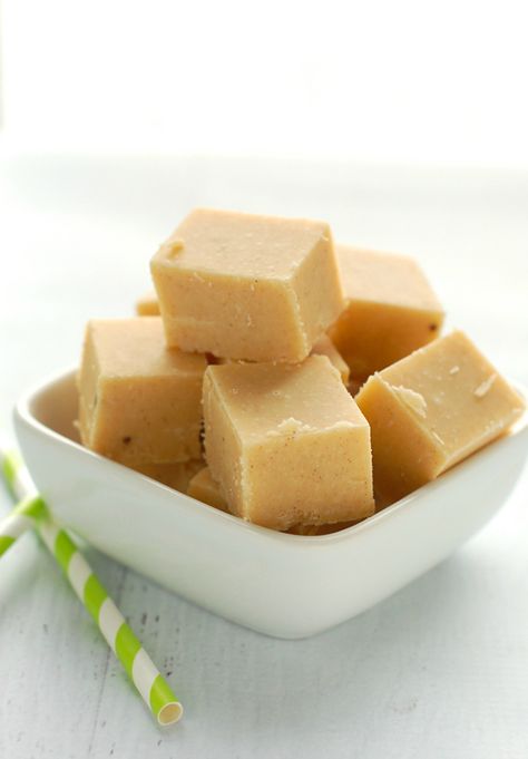 Mix white chocolate + carrots to make this Carrot Cake Fudge. Cake Mix Fudge, Homemade Carrot Cake, Cookie Dough Truffles, Fudge Recipes Easy, Candy Truffles, Fudge Easy, Spring Desserts, Carrot Cake Recipe, Homemade Candies