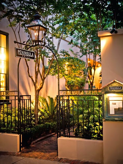 Charleston Market, Charleston Sc Hotels, Charleston Historic District, Charleston Hotels, Palmetto Tree, Antebellum Homes, Romantic Restaurant, Open Dining Room, Romantic Retreat