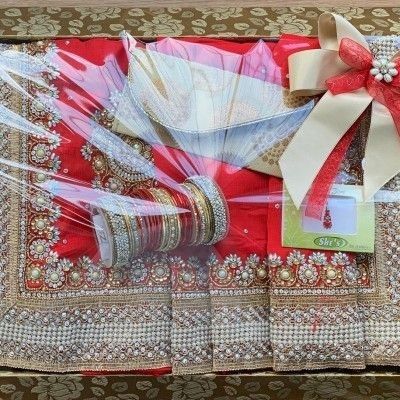 Saree Gift Packing Ideas, Mdf Tray, Haldi Decorations, Dish Decoration, Wedding Packing, Cheese Squares, Indian Wedding Gifts, Thali Decoration Ideas, Wedding Gift Pack