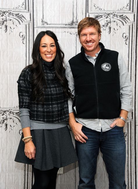 Have you ever wanted to be on Fixer Upper? Chip And Joanna Gaines Costume, Joanne Gaines, Fixer Upper Joanna, Gaines Fixer Upper, Magnolia Fixer Upper, Fixer Upper Joanna Gaines, Chip Gaines, Joanna Gaines Style, Chip And Jo