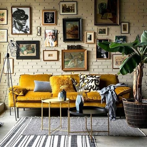 Fabiola Paulsen (@fabiolapaulsen) • Instagram photos and videos Sala Vintage, Vintage Living Room Decor, Furnitur Ruang Keluarga, Yellow Sofa, Decor Shabby Chic, Design Salon, Colourful Living Room, Trendy Living Rooms, Eclectic Living Room