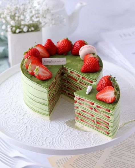 Cake Korean, Iced Coffee Aesthetic, Cake Bento, Café Aesthetic, Kue Macaroon, Strawberry Matcha, Aesthetic Cake, Matcha Cake, Dessert Cakes