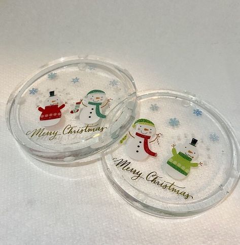 Snowman Coasters, Christmas Bazaar Ideas, Diy Resin Gifts, Christmas Shots, Coasters Christmas, Christmas Resin, Holiday Coasters, Glitter Snowflakes, Epoxy Crafts