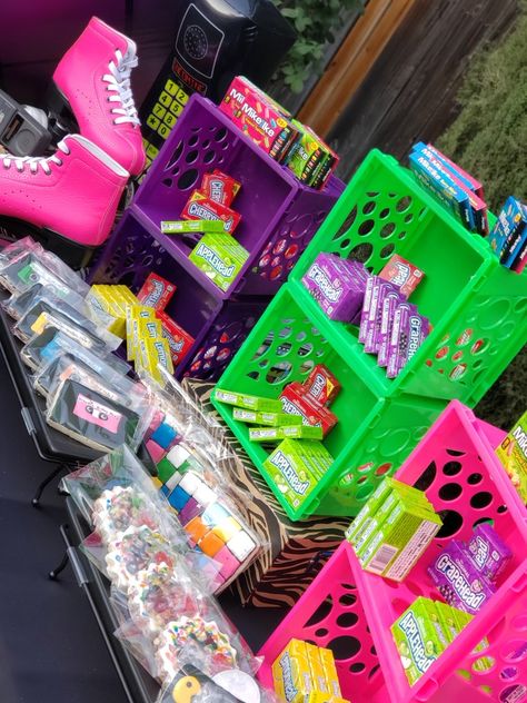 Decades Party Favors, 90s Theme Decorations Ideas, 90s Theme Candy Table, Mtv Birthday Party, 90's Theme Centerpieces Party Ideas, 90s Themed Centerpieces, Sweet 16 90s Theme, 80s Party Dessert Table, 90s Pool Party Theme