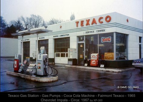 Vintage Gas Station, Country Stores, Texaco Vintage, Vintage Gas Pumps, Pompe A Essence, Gas Service, Old Gas Stations, Petrol Station, Filling Station