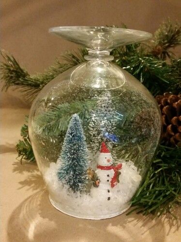 Pine Cone Christmas Decorations, Brandy Snifter, Craft Club, Pine Cone, Pine Cones, Christmas Decor Diy, Decor Diy, Christmas Ideas, Snow Globes