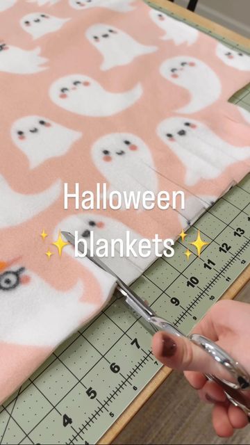 Halloween Knot Blanket, Halloween Fleece Blanket Diy, Tie Blanket Measurements, Tie Blankets Fleece Halloween, Halloween Blanket Diy, Halloween Tie Blankets, Tie Blankets Fleece Ideas, Tie Knot Blanket Ideas, How To Make A Tie Blanket