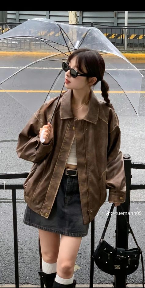 Korean Fashion Brown, Outfit Y2k Aesthetic, Summer Vibe Aesthetic, Korean Y2k, Sweats Outfit, Vibe Aesthetic, The Last Song, Korean Summer, Japan Outfit