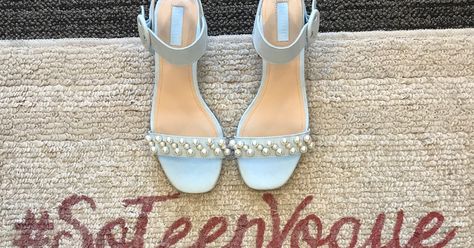 Diy Pearl Heels, Diy Pearl Shoes, Diy Heels Makeover, Diy Heels, Pearl Wedding Shoes, Pearl Shoes, Pearls Diy, Embellished Shoes, Embellished Heels