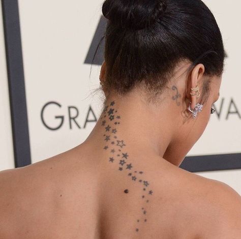 Rihanna Neck Tattoo, Rihanna Star Tattoo, Rhianna Tattoos, Kiki Tattoo, Rihanna Legs, Rihanna Jewelry, Back Of Neck Tattoos For Women, Rihanna Tattoo, Hand And Finger Tattoos