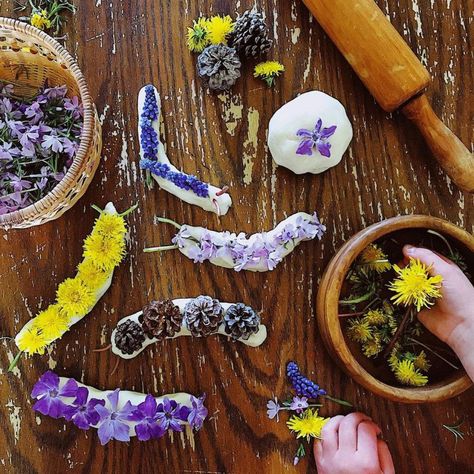 A Roundup of Our Best-Loved Spring Nature Crafts Spring Nature Crafts, Spring Nature Table, Nature Letters, Nature School, Tuff Tray, Nature Table, Nature Play, Butterfly Crafts, Spring Activities