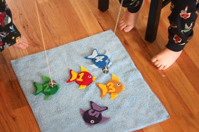 DIY Fishing Game with Felt Fish - Repeat Crafter Me Diy Fishing Game, Felt Fishing Game, Fishing Games For Kids, Sew Felt, Felt Games, Felt Fish, Diy Fishing, Fish Template, Repeat Crafter Me