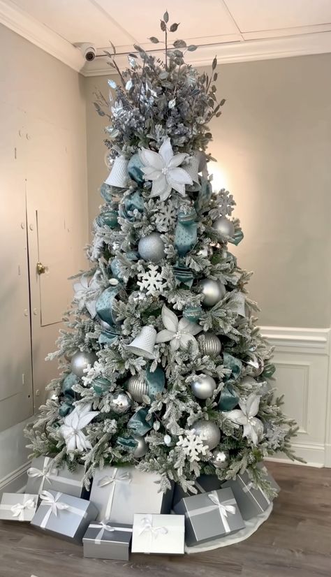 Christmas Tree Color Ideas, Diy Christmas Decorations Outdoor, Navidad Aesthetic, Christmas Tree Color Schemes, Aesthetic Christmas Tree, Turquoise Christmas Tree, Christmas Tree Colour Scheme, Best Christmas Tree Decorations, Green Christmas Tree Decorations