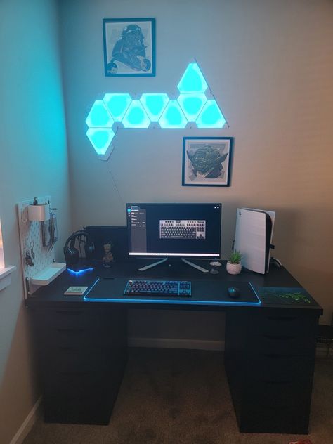 Gaming Desk Setup Ps5, Pc And Ps5 Setup, Ps5 Gaming Setup Bedroom, Ps5 Pc Setup, Ps5 Room Setup, Ps4 Setup Ideas, Gaming Setup Ps5, Ps5 Set Up, Ps5 Setup Bedroom