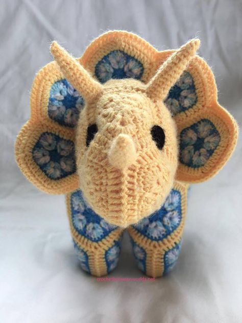 A shared blog about crochet, crafts, recipes, patterns and life in Germany and Australia Crochet African Flower Dinosaur, Crochet Hexagon Dinosaur, Crochet African Flowers Animal, Crochet Hexagon Animals, African Flower Amigurumi, African Flower Crochet Animals Pattern, African Flower Crochet Triceratops Free Pattern, Plod The African Flower Triceratops, African Flower Dinosaur