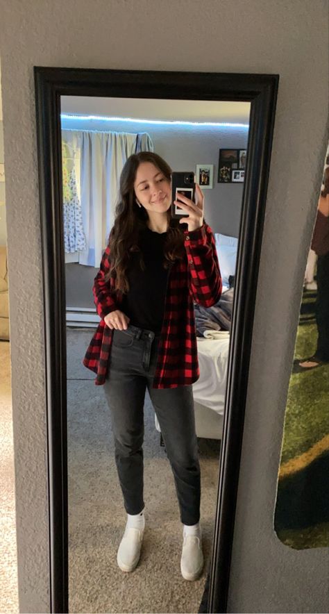 Female Flannel Outfit, Flannel Ideas Outfits, Red Plaid Flannel Outfit, Flanel Outfit Woman, Dark Flannel Outfits, Flannels Outfit, Flannel Outfits Girl, Red Checked Shirt Outfit, Red Flannel Outfits