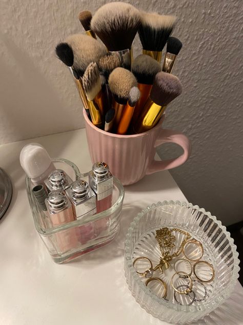 Aesthetic Dressing Table Decor, Makeup Table Aesthetic, Pink Pilates Aesthetic, Gabriela Core, Dressing Table Inspiration, Aesthetic Dressing Table, Dressing Table Aesthetic, Aesthetic Corner, Make Up Pink