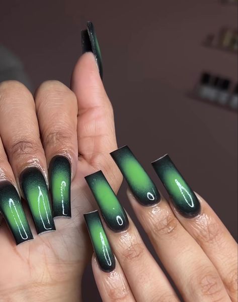 Aura Set Nails, Green Aura Nails Acrylic, Green Air Brush Nails, Green Aura Nails Short, Spooky Aura Nails, Light Green And Black Nails, Black And Green Aura Nails, Black And Green Acrylics, Dark Green Aura Nails