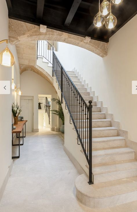 Italian Stairs, Haveli Design Houses, Spanish Staircase, Mediterranean Stairs, Haveli Design, Cottage Staircase, Stairs Stone, Mediterranean Staircase, Villa Staircase