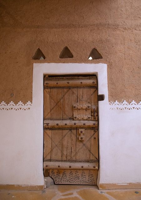 Old wooden door in Musmak fort, Riyadh Province, Riyadh, S… | Flickr Najdi Doors, Saudi Art, Saudi Heritage, Old Wooden Doors, Eric Lafforgue, Vaporwave Wallpaper, Outdoor Dinner Parties, Riyadh Saudi Arabia, Arab Culture