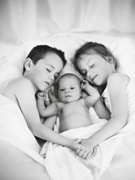 7 Heartwarming Newborn and Sibling Photoshoot Ideas | MeymisList Newborn Baby With Siblings, Sibling Newborn Pictures 3 Kids, Newborn And Sister, Sibling Photoshoot Ideas, Newborn Sibling Pictures, Sibling Shoot, Sibling Photoshoot, Sibling Photography Newborn, Newborn Hospital Pictures